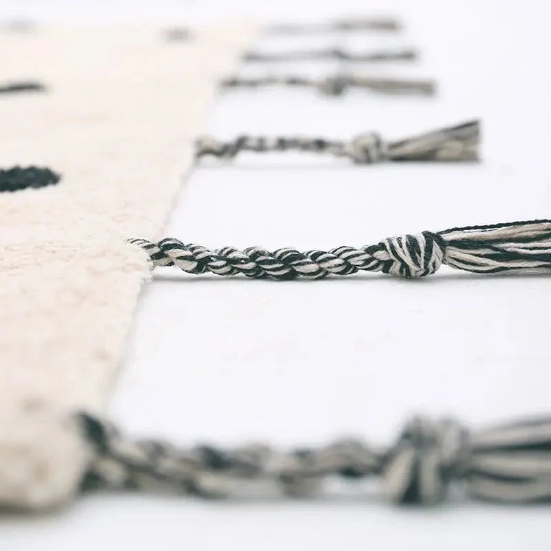 Alfombra Infantil NÜMI BLACK con lunares 100x150