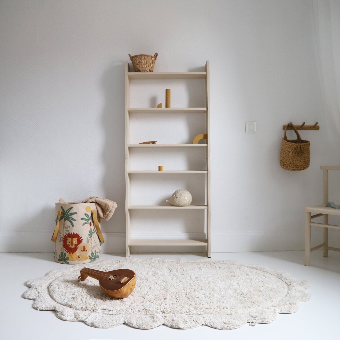 Alfombra infantil ovalada MARISA color crudo con borde en ondas 100x150cm