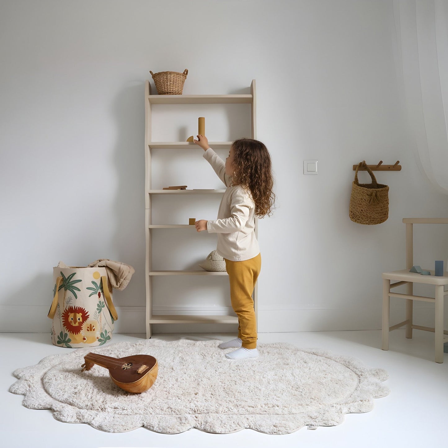 Alfombra infantil ovalada MARISA color crudo con borde en ondas 100x150cm