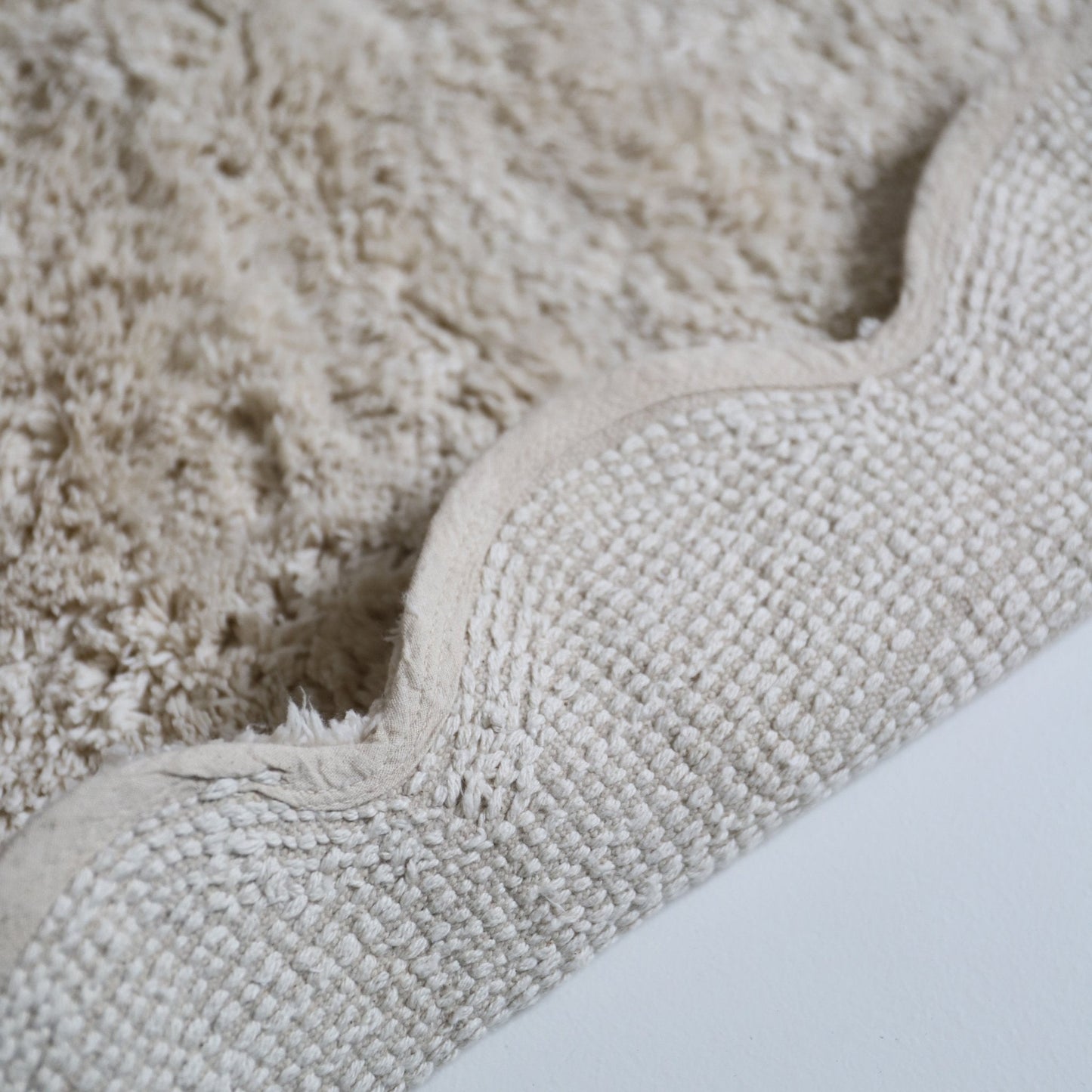 Alfombra infantil ovalada MARISA color crudo con borde en ondas 100x150cm