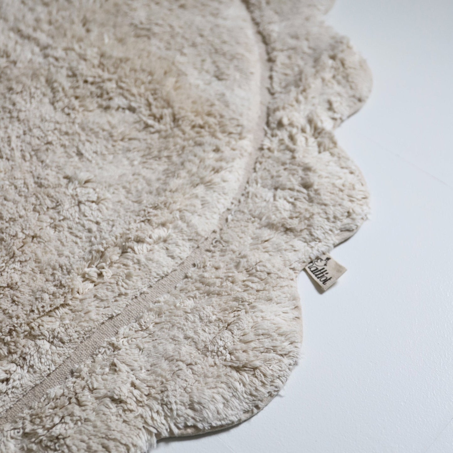 Alfombra infantil ovalada MARISA color crudo con borde en ondas 100x150cm