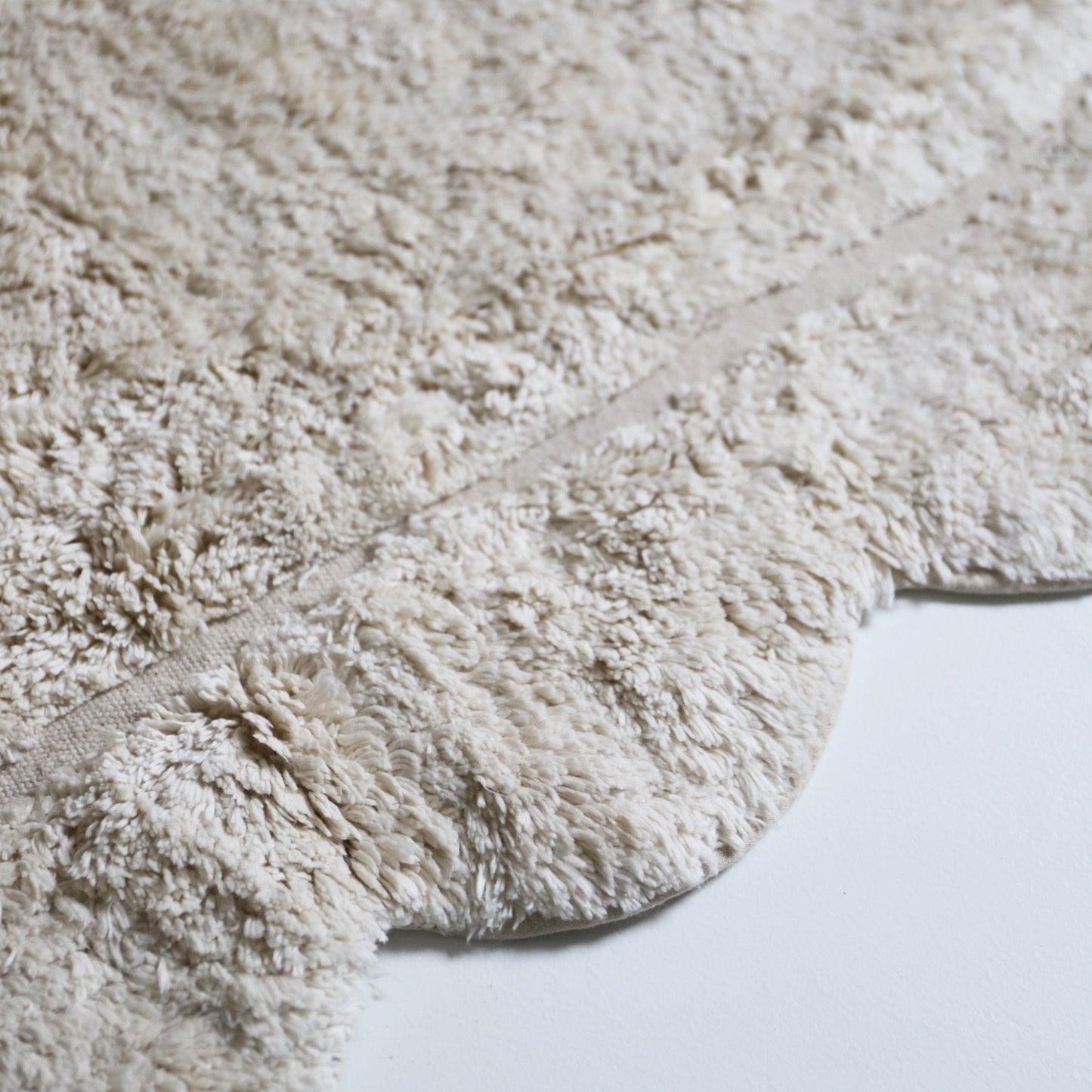 Alfombra infantil ovalada MARISA color crudo con borde en ondas 100x150cm