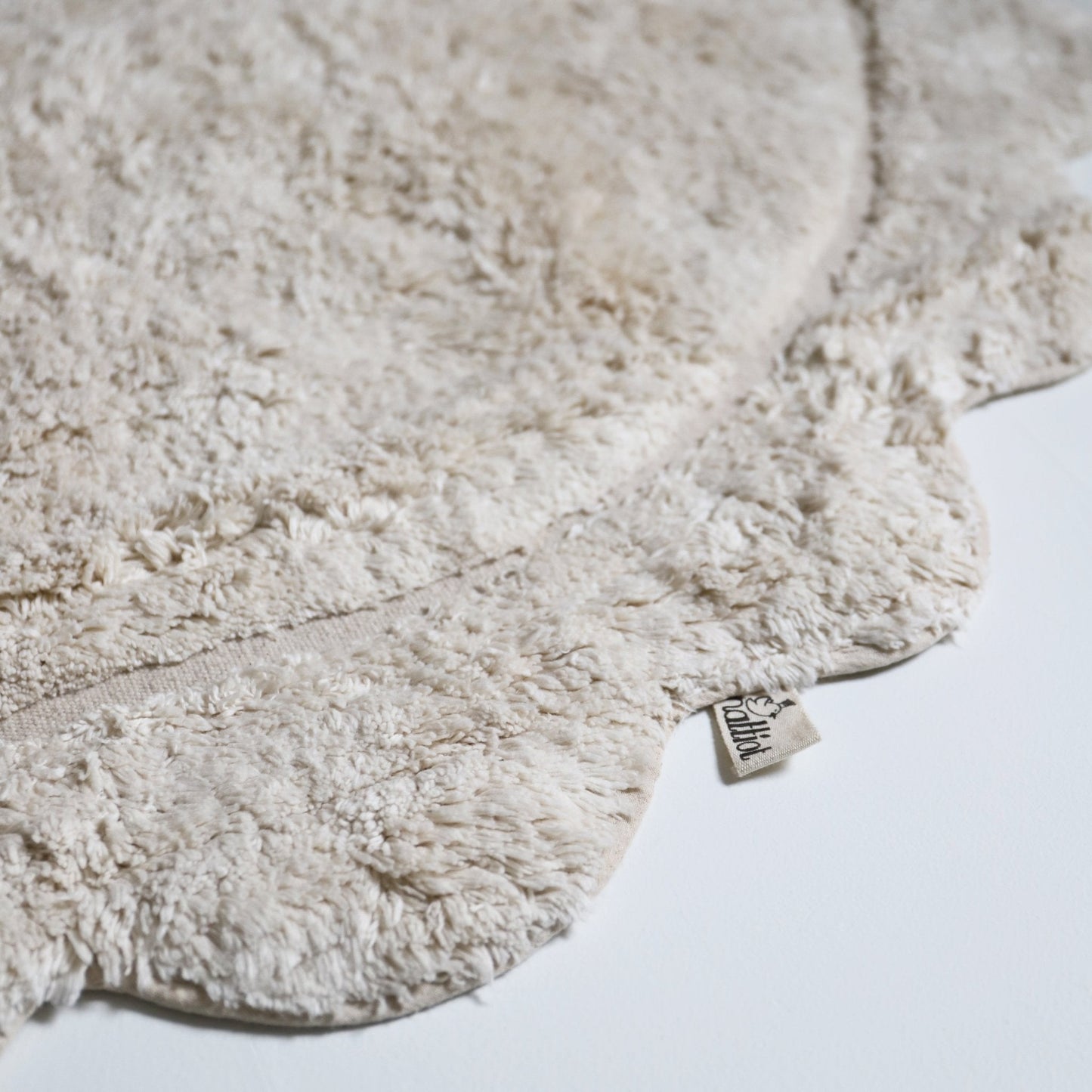 Alfombra infantil ovalada MARISA color crudo con borde en ondas 100x150cm