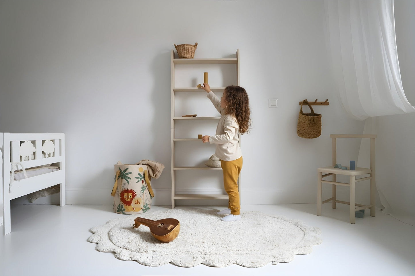 Alfombra infantil ovalada MARISA color crudo con borde en ondas 100x150cm