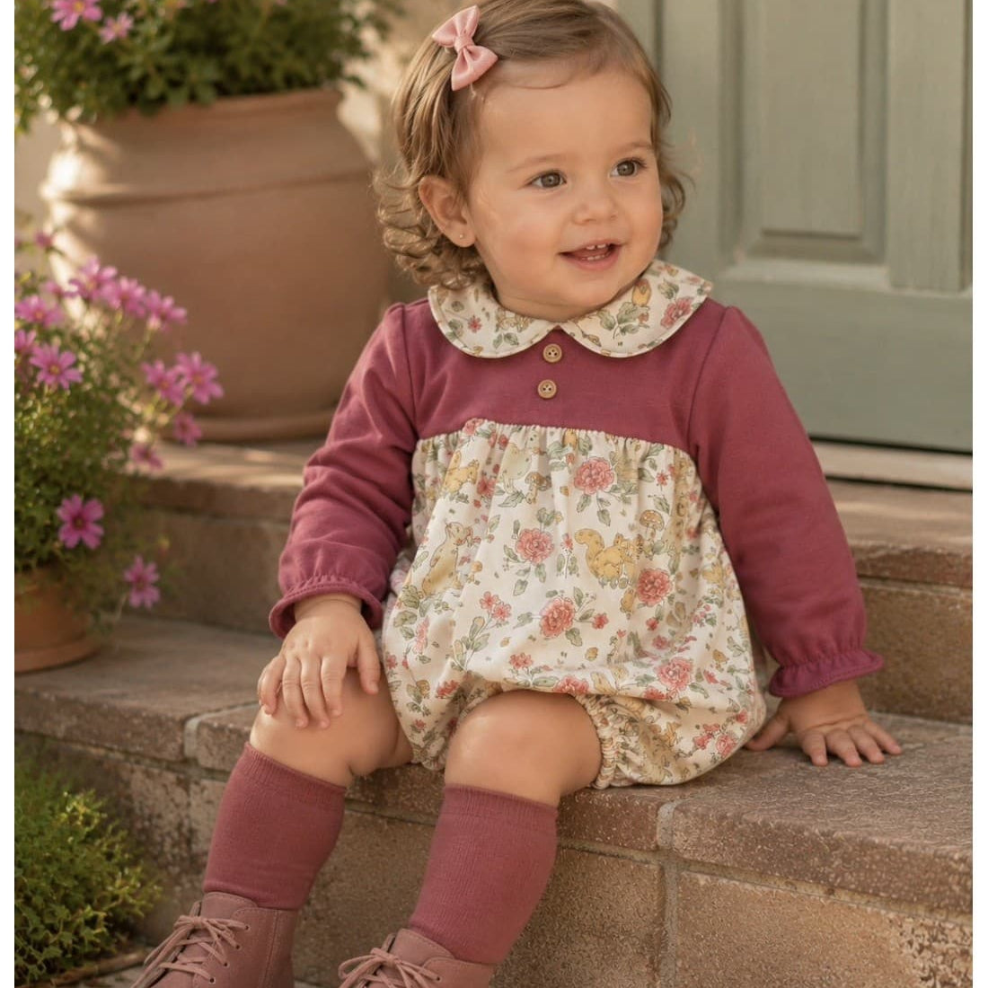 Pelele de bebé niña combinado en tono rosa empolvado y estampado de conejitos y flores Babyferr 622126272 - Fabricado en España