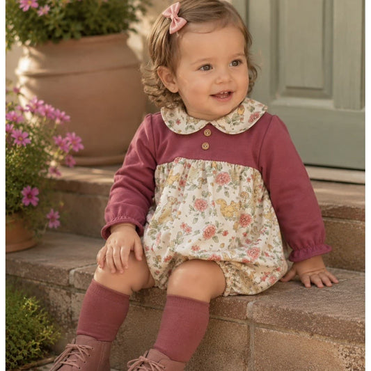 Pelele de bebé niña combinado en tono rosa empolvado y estampado de conejitos y flores Babyferr 622126272 - Fabricado en España