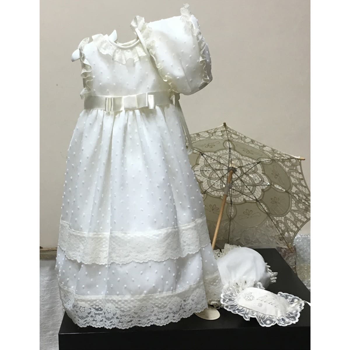 Faldón de Bautizo para Bebé en Plumeti con Puntilla – Largo Medio (6 meses) 23127