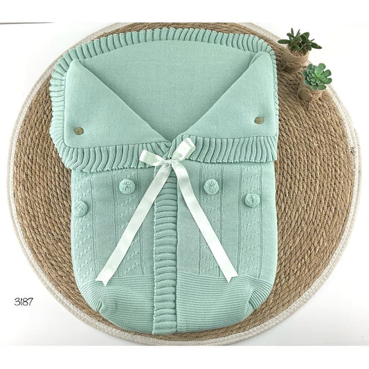 Saco de punto verde con lazo, pompones y cremallera invisible 521103387