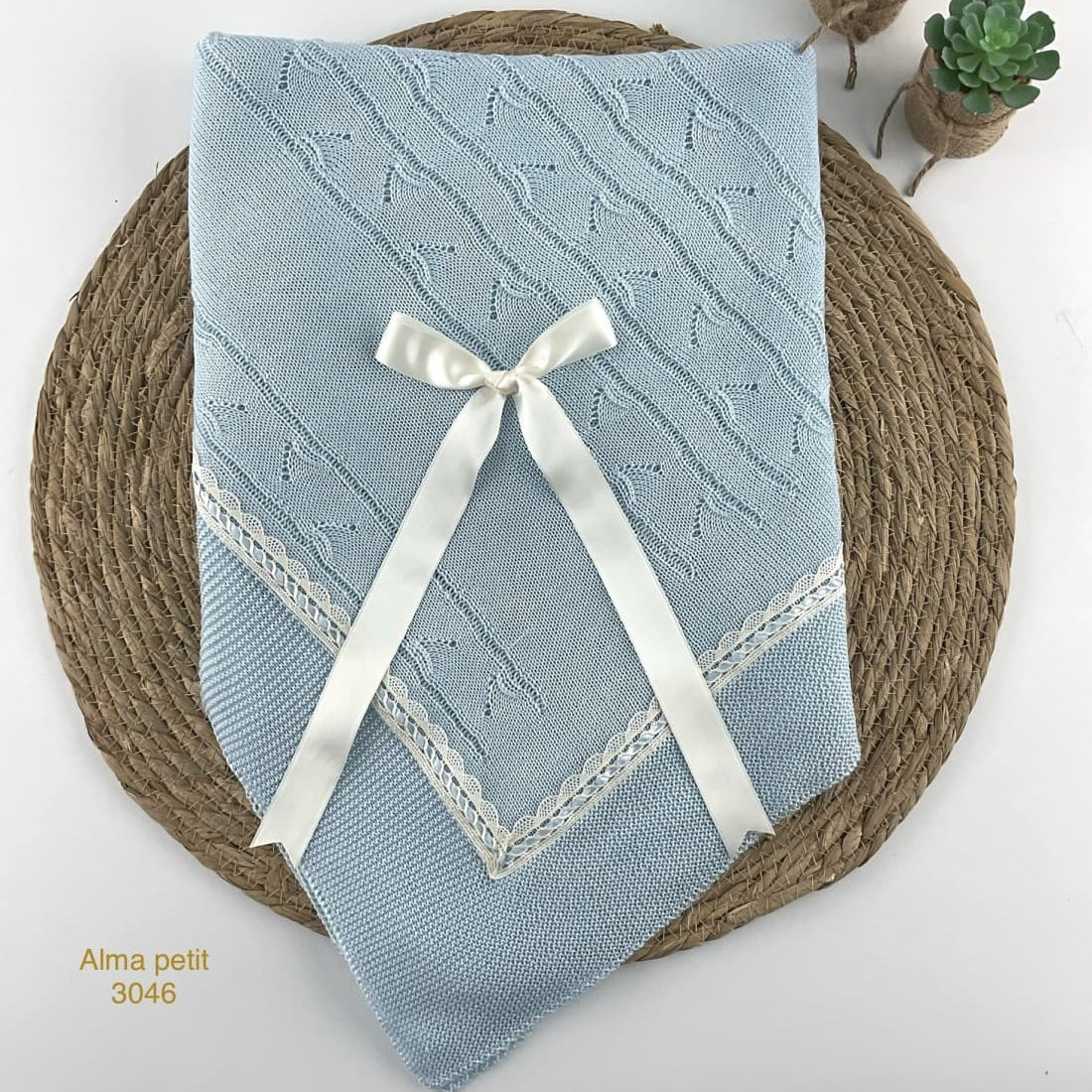 Toquilla bebé de hilo azul con encaje Alma Petit 621003446 – Manta ligera elegante para carrito y cuna