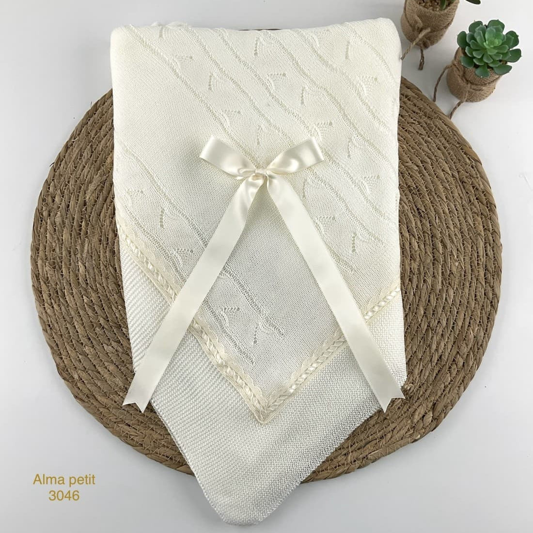 Toquilla bebé de hilo beige con encaje Alma Petit 621003446 – Manta ligera elegante para carrito y cuna