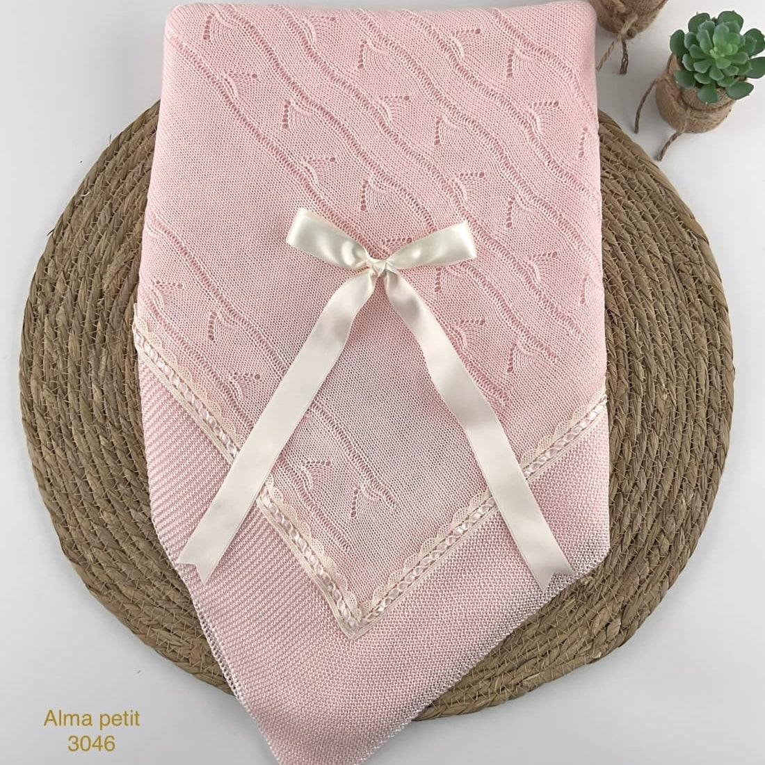 Toquilla bebé de hilo rosa con encaje Alma Petit 621003446 – Manta ligera elegante para carrito y cuna