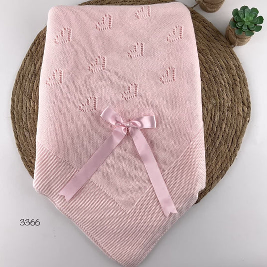 Châle bébé carré en laine avec coeurs et nœud rose (modèle 3366)
