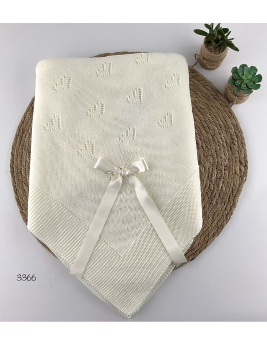 Châle bébé carré en laine avec cœurs et nœud écru (mod. 3366)