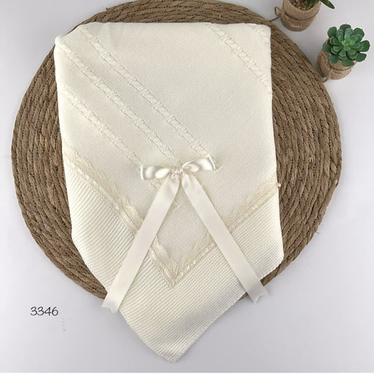 Châle bébé en laine écru avec dentelle et nœud (modèle 3346)