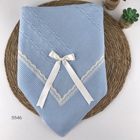Châle bébé en laine bleue avec dentelle et nœud (mod. 3346)