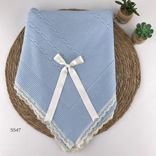 Châle bébé en laine bleue avec dentelle et nœud (mod. 3347)