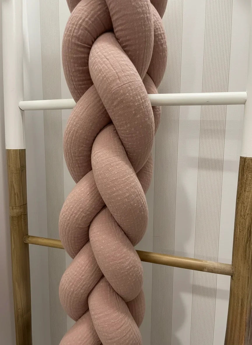 Trenza Protectora de Cuna en Muselina | Chichonera Bebé Rosa