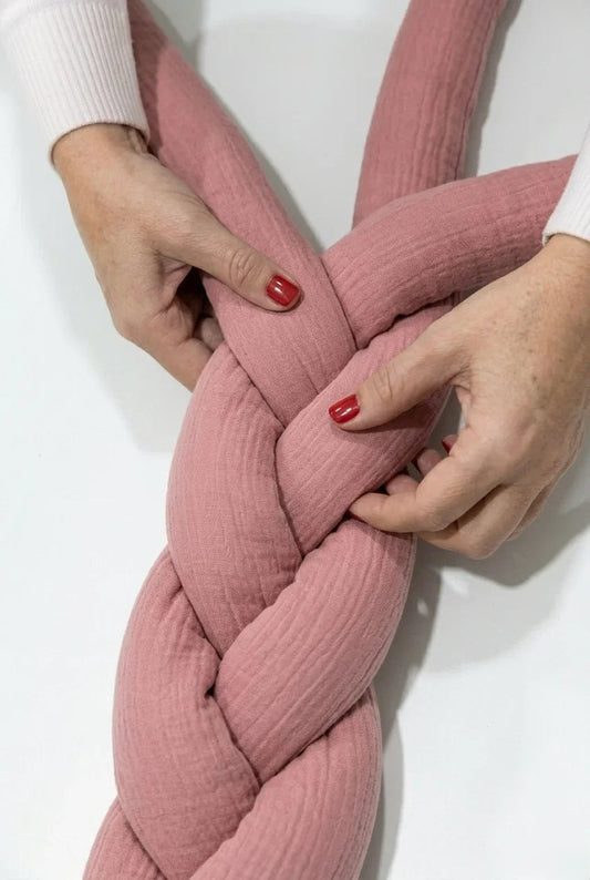 Trenza Protectora de Cuna en Muselina | Chichonera Bebé Rosa