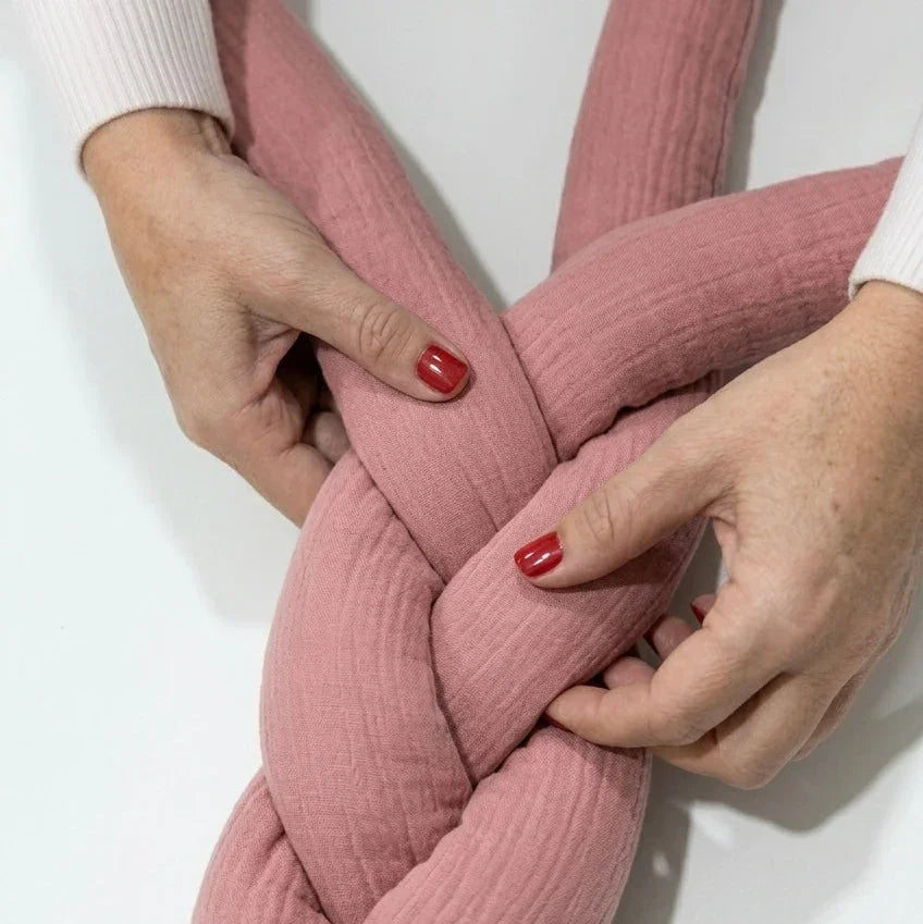 Trenza Protectora de Cuna en Muselina | Chichonera Bebé Rosa